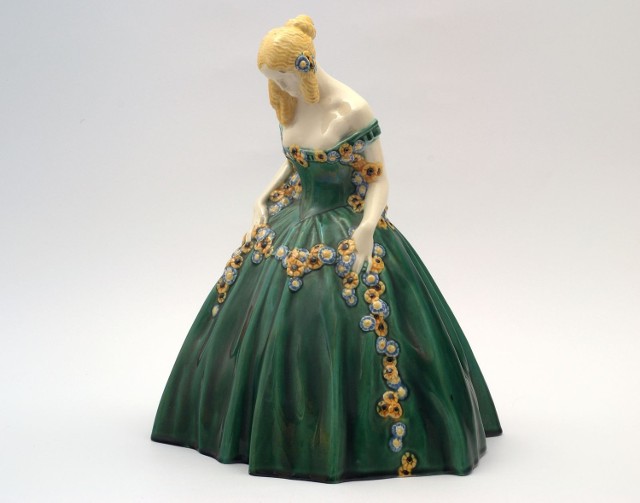 Figurka &#8222;Dziewczyna z girlandą kwiatową&#8221;, Wiedeń, Warsztaty &#8222;Wiener Keramik&#8221;, 1907 r., projekt Michael Powolny