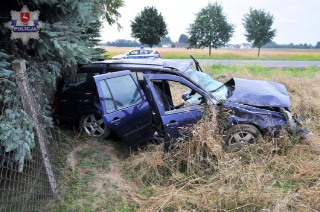 20-latek stracił panowanie nad pojazdem i zjechał z jezdni. Auto dachowało.