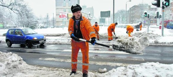 Na chodnikach miasta wciąż zalegają hałdy śniegu, chociaż pracownicy służb komunalnych robią, co mogą