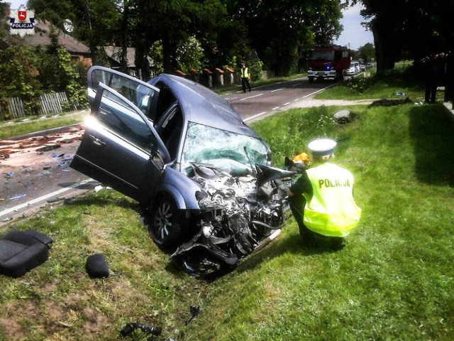 W sobotę przed godz. 11.00 w Kobiałkach Starych doszło do zderzenia samochodu osobowego marki Opel Astra z ciężarowym Dafem. W wypadku zginął 11-latek. Kierowcy aut z obrażeniami ciała zostali przewiezieni do szpitala. W wyniku poniesionych obrażeń w szpitalu zmarł kierujący oplem 56-letni mężczyzna.