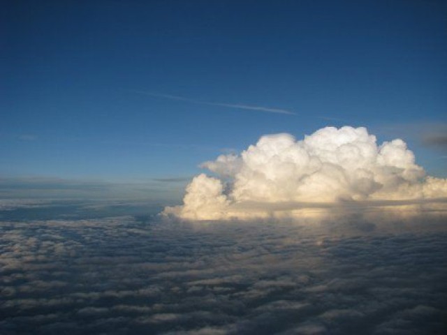 W samolocie, ponad chmurami, rozpoczął się wschód słońca