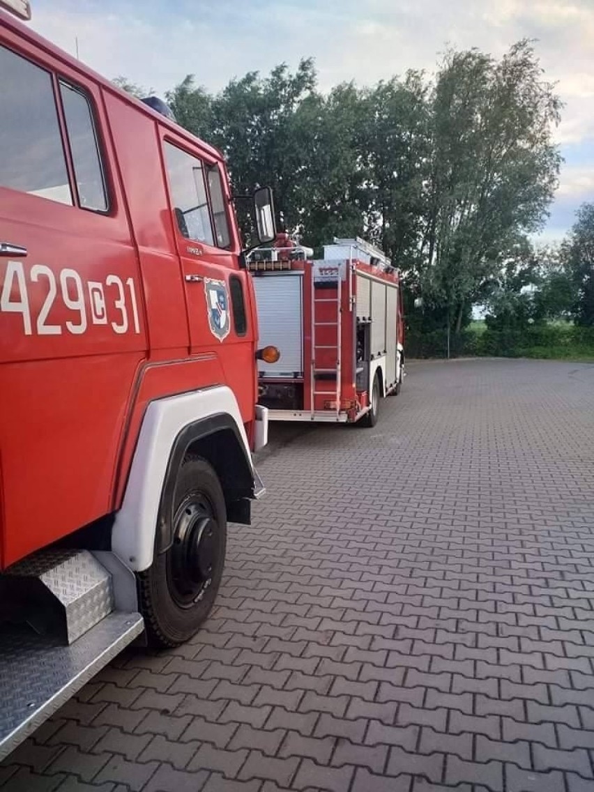 Kilka zastępów strażaków pojechało na stację paliw w Małym...
