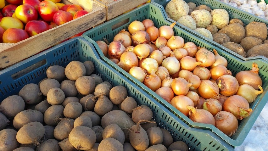 Ceny warzyw i owoców na targowisku w Opatowie w środę 17 stycznia. Zobacz zdjęcia