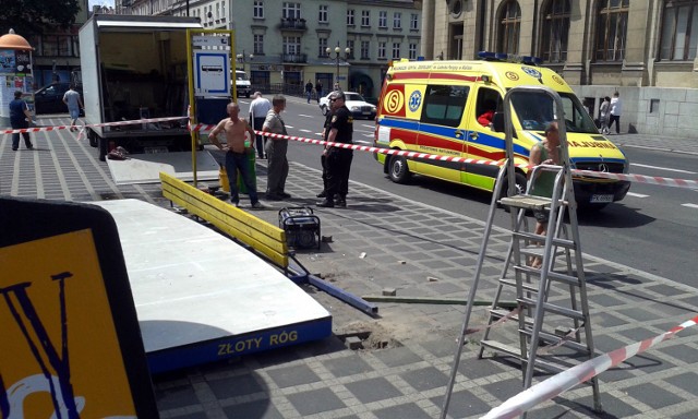 Na Złotym Rogu w Kaliszu podczas rozbiórki wiata przystankowa spadła na pracownika. Mężczyzna został przewieziony do szpitala. Okoliczności zdarzenia wyjaśnia policja oraz inspekcja pracy.

ZOBACZ WIĘCEJ: Wypadek w Kaliszu. Wiata przystankowa spadła na pracownika [ZDJĘCIA]