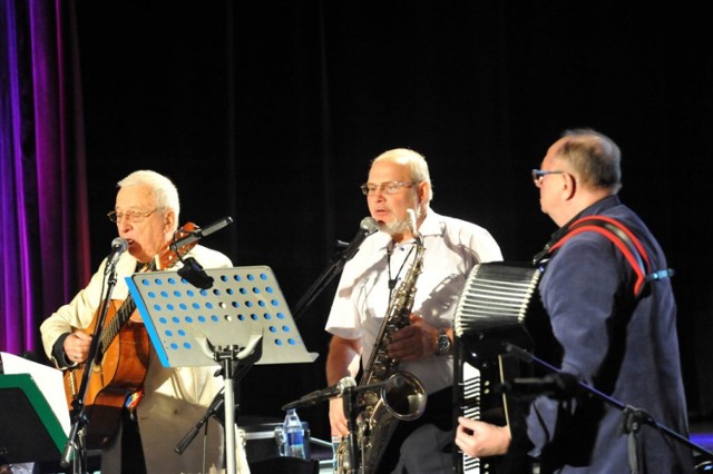 KOŚCIAN. Retro orkiestra obchodziła w KOK 20-lecie istnienia