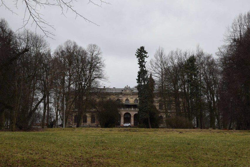 Pałac w Pilicy

Jesienią warto odwiedzić także park...