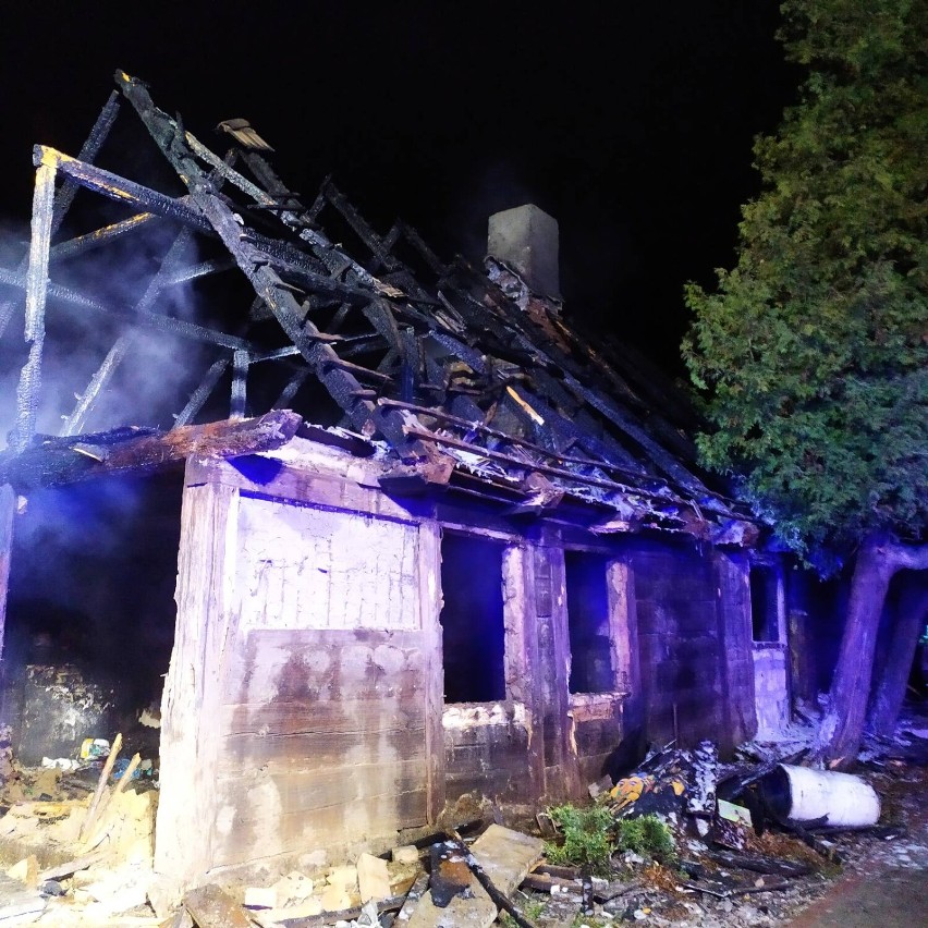 Pożar w Rychnowach - dziś w nocy doszczętnie spłonął niezamieszkały drewniany dom