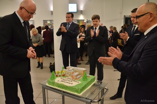 Uroczystym dzieleniem tortu zajęli się dyrektor Jarosław Pawlik, burmistrz Tomasz Śmietanka, przewodniczący rady powiatu Włodzimierz Stysiak, wicewojewoda Artur Standowicz i starosta Andrzej Jung.