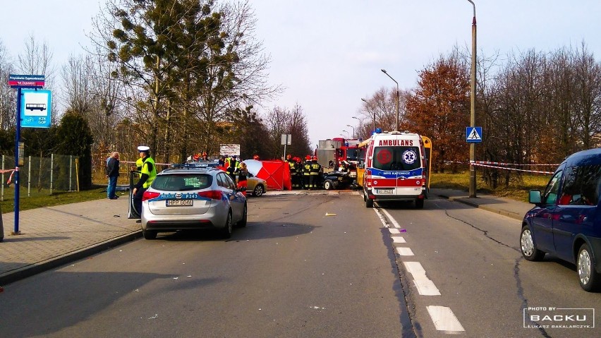 Śmiertelny wypadek w Gliwicach. W autobus uderzyła osobówka, jedna osoba nie żyje