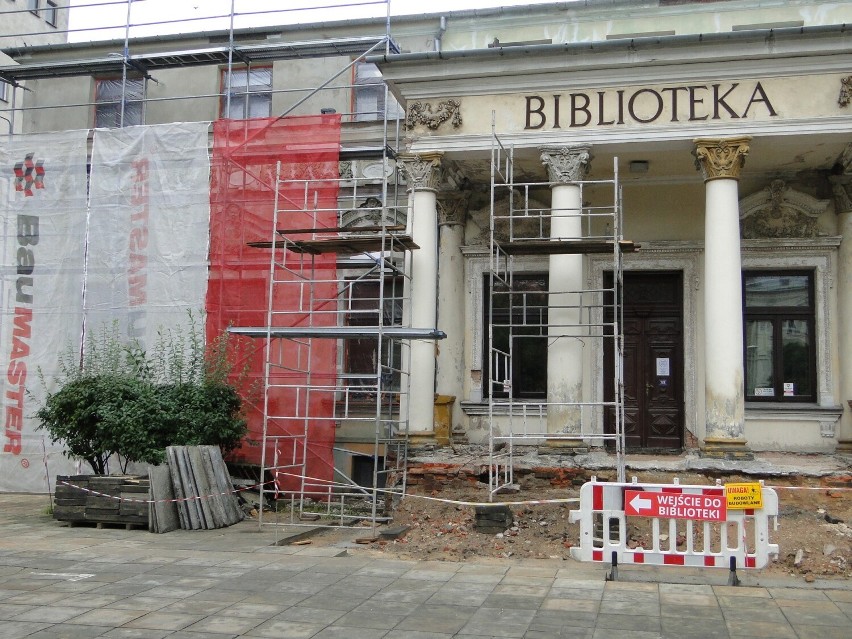 Schody i drzwi frontowe do biblioteki w Radomiu są...