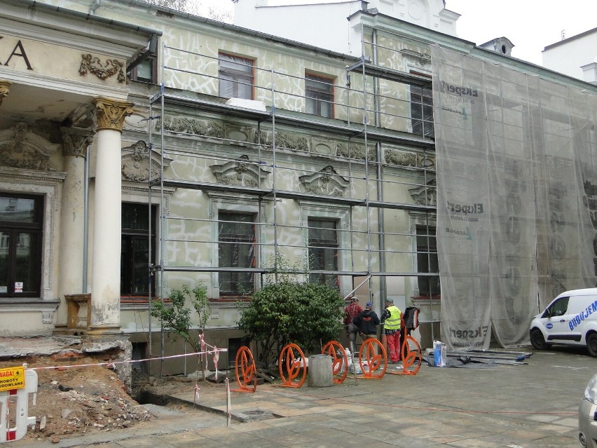 Trwa remont zabytkowej Biblioteki Publicznej w Radomiu. Zmieni się elewacja, drzwi frontowe, ogrodzenie. Zobaczcie zdjęcia