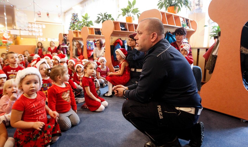 Policjanci z Rzeszowa zachęcali w przedszkolu do noszenia odblasków [ZDJĘCIA]
