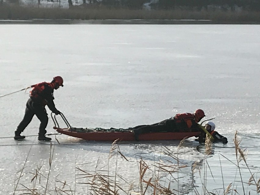 Strażacy mieli ćwiczenia z zakresu ratownictwa lodowego