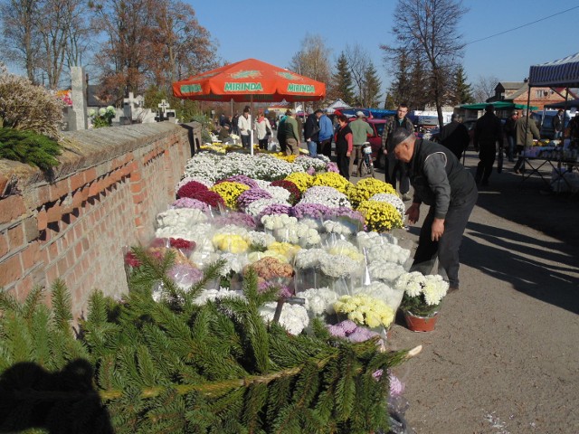 Opolski cmentarz na dzień przed Dniem Wszystkich Świętych.