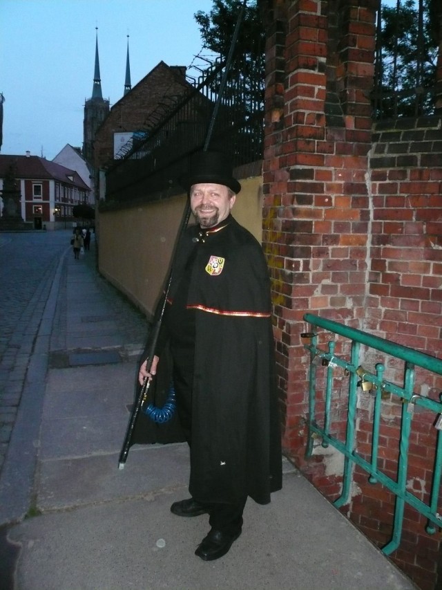 Pan Krzysztof - sympatyczno-magiczny Latarnik wrocławski. Pracuje już 4 lata, ale w takim stroju dopiero od początku 2010 r .