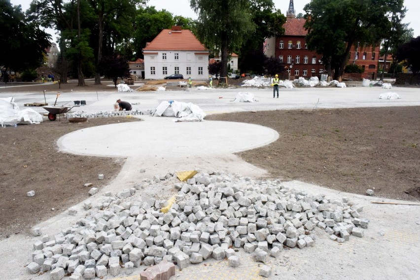 W Żaganiu wypięknieją Plac Generała Maczka i klasycystyczny pałacyk [ZDJĘCIA, WIDEO]