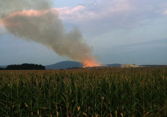 Widok na pożar słomy z drogi krajowej nr 8