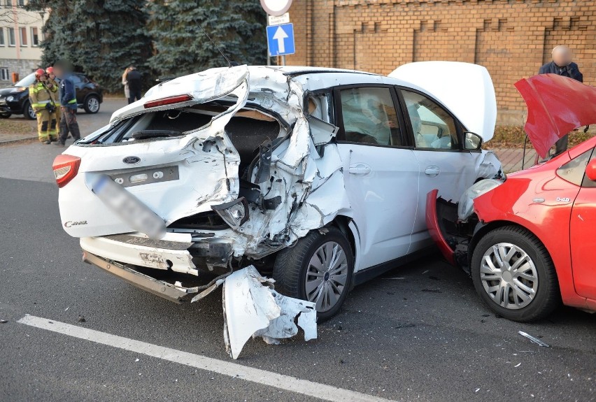 Wypadek w Przemyślu. Na ul. Słowackiego doszło do zderzenia ciężarówki i dwóch osobówek. Jedna osoba została ranna [ZDJĘCIA]