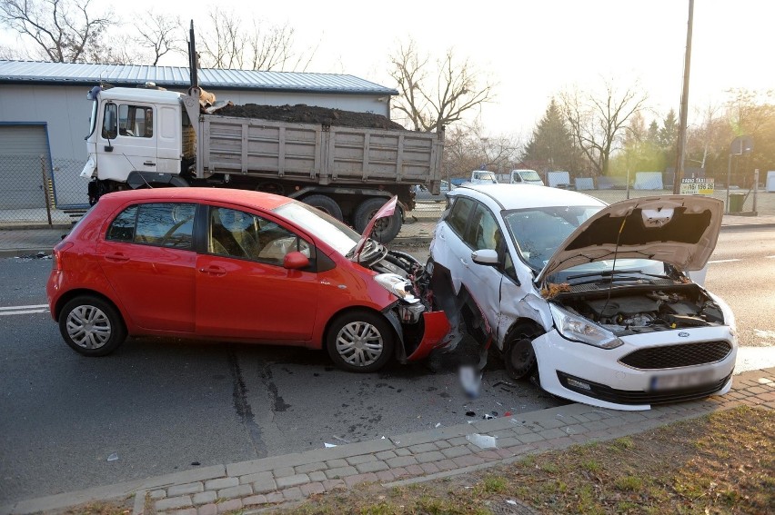 Wypadek w Przemyślu. Na ul. Słowackiego doszło do zderzenia ciężarówki i dwóch osobówek. Jedna osoba została ranna [ZDJĘCIA]