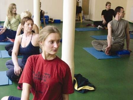 Ćwiczenia jogi nie są dynamiczne, wymagają jednak dużego wysiłku.