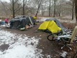 Zimą śpią w namiotach. Bezdomni z Goleniowa nie chcą pomocy