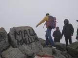 Tatry. Zagraniczni turyści pomalowali sprayem kamienie na szczycie Świnicy. Potem prosili o pomoc TOPR 