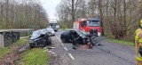 Wypadek pod Łaskiem. Czołowe zderzenie dwóch samochodów osobowych. Lotnicze Pogotowie ratunkowe w akcji