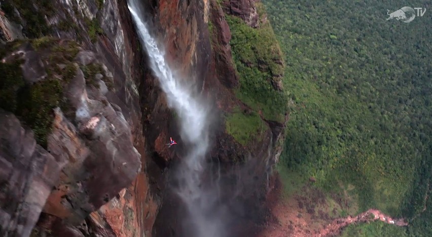 Paweł Jankowski podczas skoku z najwyższego wodospadu świata