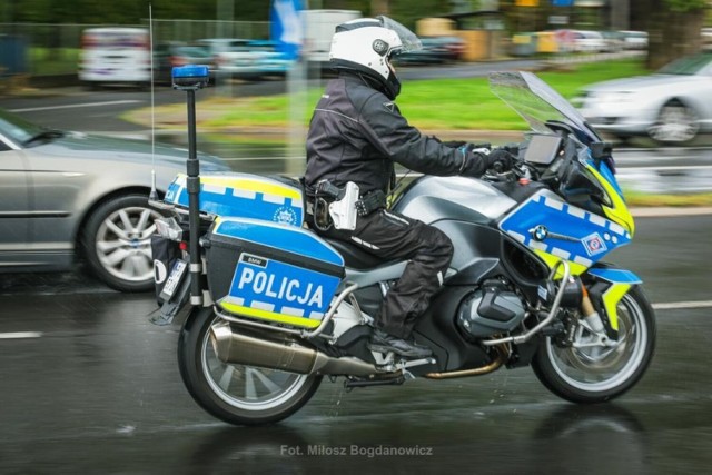 Opolscy policjanci zachęcają do wstąpienia w ich szeregi.