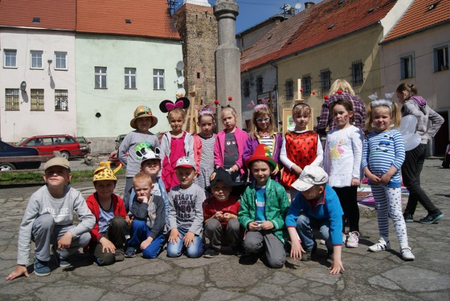 Na bystrzyckim Małym Rynku była dzisiaj dobra zabawa! Odbywały się warsztaty plastyczne dla dzieci w ramach Bystrzyckiej Majówki z Biblioteką. Do przeczytanego tekstu, trzeba było zrobić ilustracje. Były koty w butach malowane przez przedszkolaki i widoki z Bystrzycy malowane przez uczennice podstawówki. Malujących odwiedziła Lwica Bystrzycka, rozdawane były słodycze, można też było namalować na torbie własnoręcznie logo projektu! 
Akcja zorganizowana była przez Bibliotekę Publiczną oraz Fundusz Lokalny Masywu Śnieżnika.