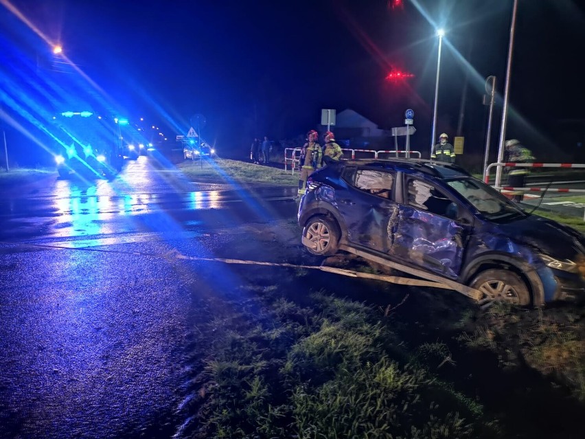 Feralna krzyżówka znów dała o sobie znać. Kierowca Dacii wjechał pod tira [ZDJĘCIA]