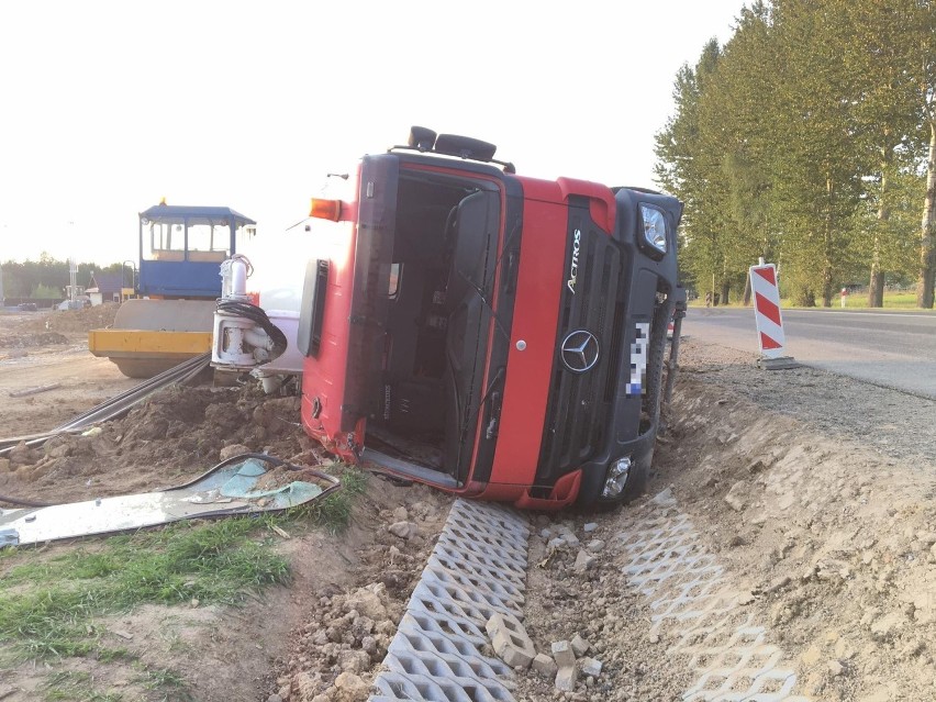 Podhale. Nietypowa kolizja. Samochód "gruszka" wylądował na boku w rowie 