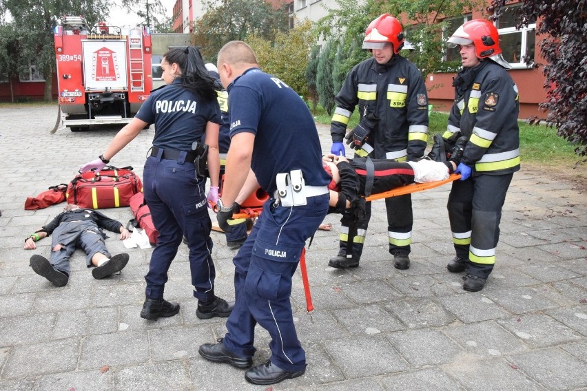 Ćwiczenia z ewakuacji po wybuchu gazu w ZSP nr 4 w Nowej...