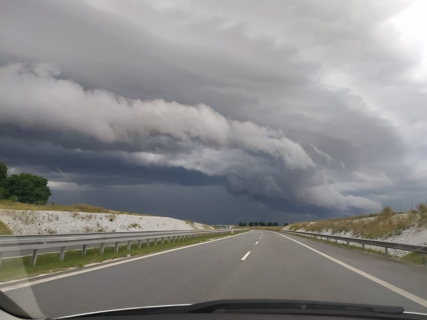 Zjawiskowe niebo nad Legnicą. Zobaczcie zdjęcia burzowych chmur wykonane przez naszych Czytelników we wtorkowe popołudnie [3.08]