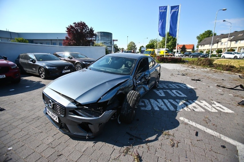 Mazda z impetem wpadła do salonu samochodowego. Zobacz zdjęcia z wypadku pod Wrocławiem