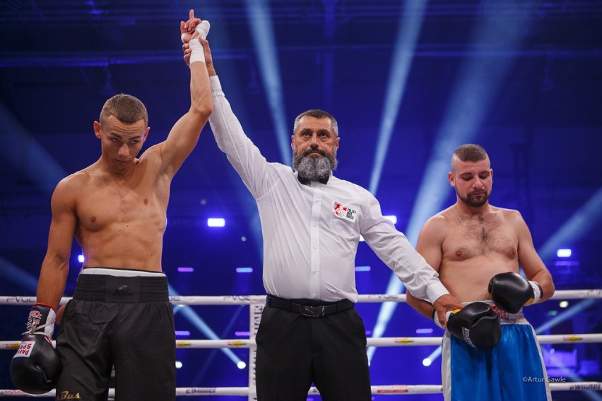 KnockOut Night 13 w Arenie Jaskółka Tarnów. Wielkie emocje i efektowne nokauty. Imponujące zwycięstwa tarnowskich bokserów [ZDJĘCIA]      