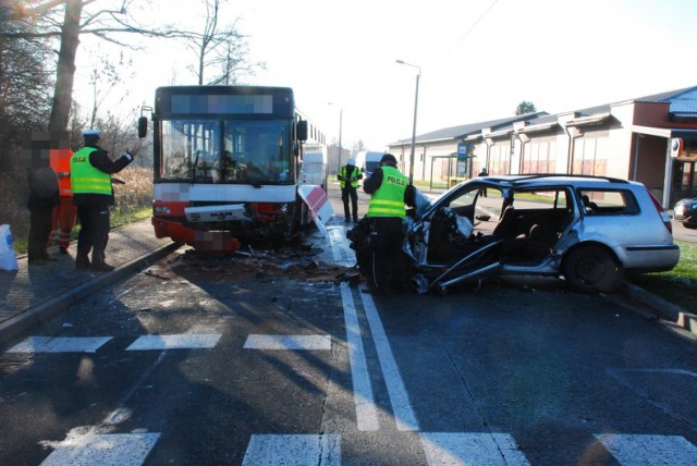 Wypadek w Jastrzębiu: 23-latek wjechał autem w autobus pełen dzieci