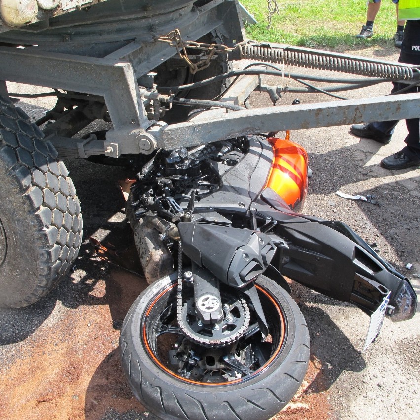 Wypadek w Zasolu. Motocyklista wpadł pod traktor
