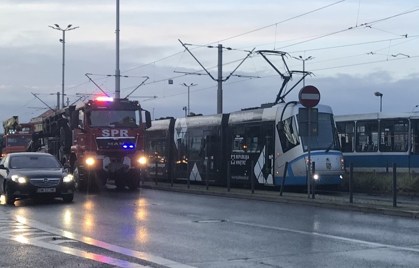 Wrocław. Uwaga pasażerowie MPK. Wypadek tramwajów na pl. Jana Pawła II. Są utrudnienia 