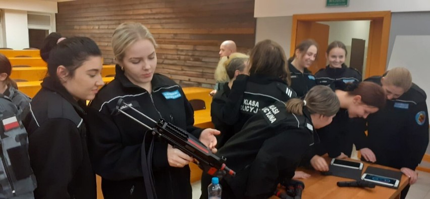 Uczennice klasy mundurowej PZS w Warcie poznały tajniki pracy Służby Więziennej. Trzydniowe szkolenie odbyło się w Kaliszu FOTO