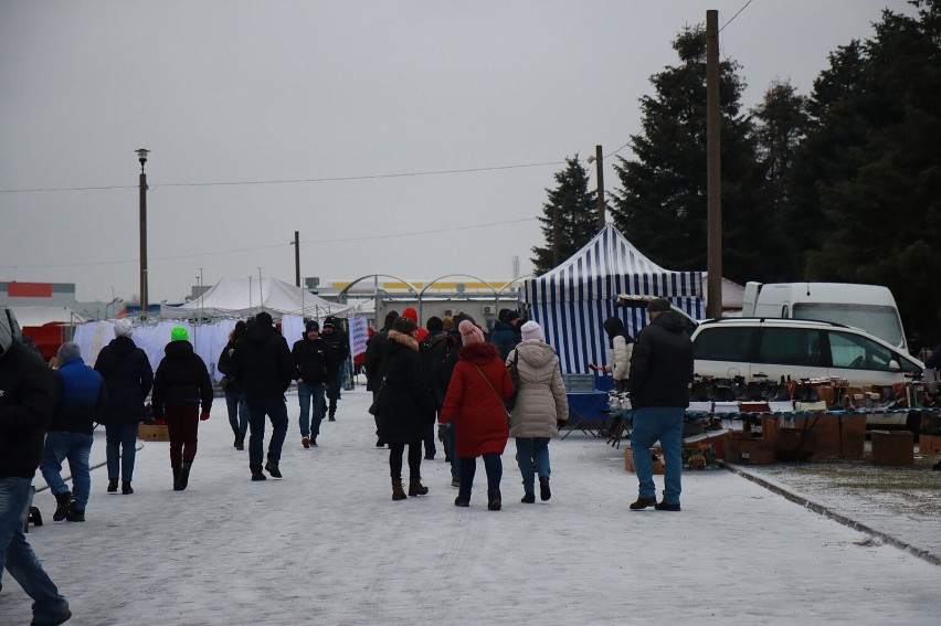 Śnieżna niedziela na Pchlim Targu we Włocławku, 29 stycznia...