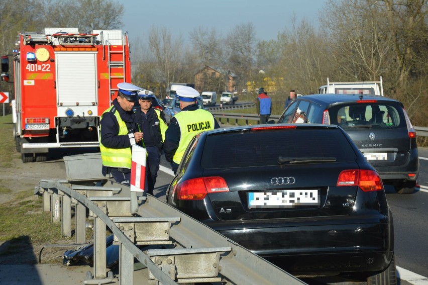 Dostawczy bus i osobowe audi kompletnie skasowane po zderzeniu na drodze krajowej w Siedlcu/Targowisku