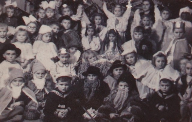 Zdjęcie zostało wykonane w przedszkolu Słoneczna Jedynka w drugiej połowie lat 40. XX wieku.