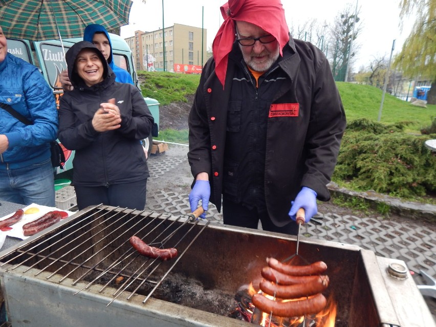 Mimo niepogody studenci bawią się na Wielkim Grillowaniu w...