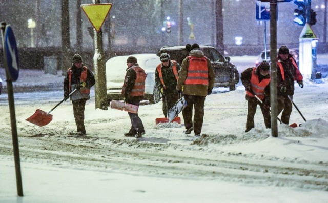 Płużenie śniegu, czyli mechaniczne usuwanie śniegu i błota pośniegowego z jezdni wraz z posypywaniem chlorkiem wapnia w ilości 30 gramów na metr kwadratowy za 1 kilometr drogi, to wydatek  na poziomie 325 złotych brutto.


Dwa razy więcej fotoradarów na polskich drogach. Zobacz wideo!

