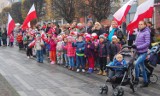 Żywa flaga w Pucku na rynku - uczniowie podstawówki świętowali, ZDJĘCIA, WIDEO