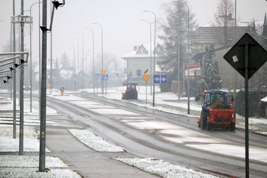 Nawrót śnieżnej zimy w Wieluniu. Jaka sytuacja na drogach ZDJĘCIA