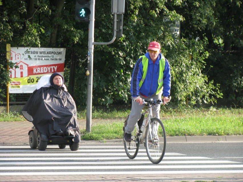 Bartek Rzońca dotarł na wózku do Ostrowa [FOTO]