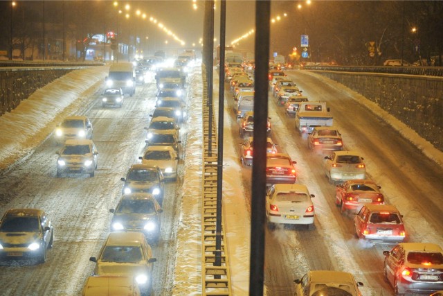 Bilet normalny na przejazd autobusem czy metrem w Warszawie wciąż kosztuje 4,4 zł - tyle, co w zeszłym roku. O ponad 3% potaniało paliwo, a aż o 12% bilet na przejazd autobusem pospiesznym. Oznacza to, że w tym roku mniej wydamy na podróże.