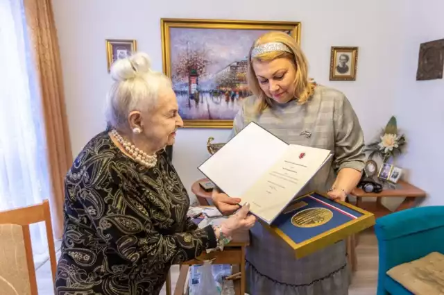 Mieczysława Urbanska otrzymała z rąk  Elżbiety Piniewskiej, przewodniczącej sejmiku przyznany przez marszałka  medal  Unitas Durat Palatinatus Cuiaviano-Pomeraniensis
============06 BS Zdjęcie Podpis